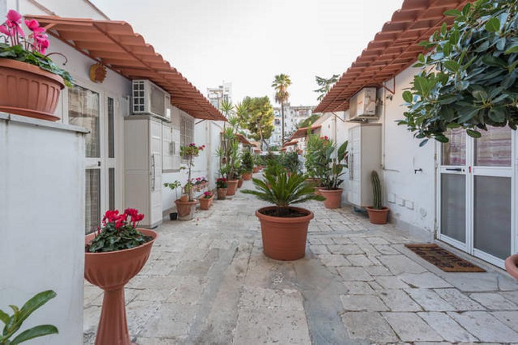 Al Cortile Apartment Bari Bagian luar foto